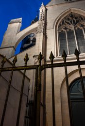 5th-arrondissement;-Bell-tower;-Bell-turret;-Church-of-Saint-Médard;-Clock;-Flamboyant-Gothic;-Flying-buttress;-France;-Gothic-architecture;-Historic-monument;-Kaleidos;-Kaleidos-images;-La-parole-à-limage;-Limestone;-Mouffetard-district;-Night;-Paris;-Places-of-worship;-Religious-heritage;-Rue-Mouffetard;-Spire;-Stories-Pictures;-Tarek-Charara;-Wire-meshed-stained-glass;-Wrought-iron-fence